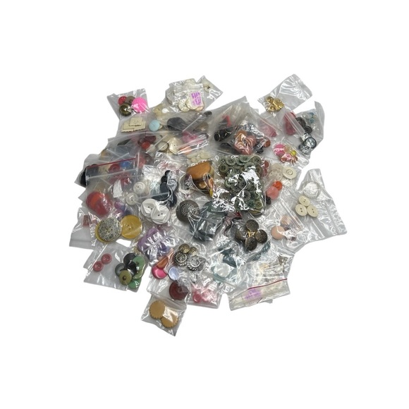 Mixed lot of multiple style sew on buttons - Picture 2 of 4